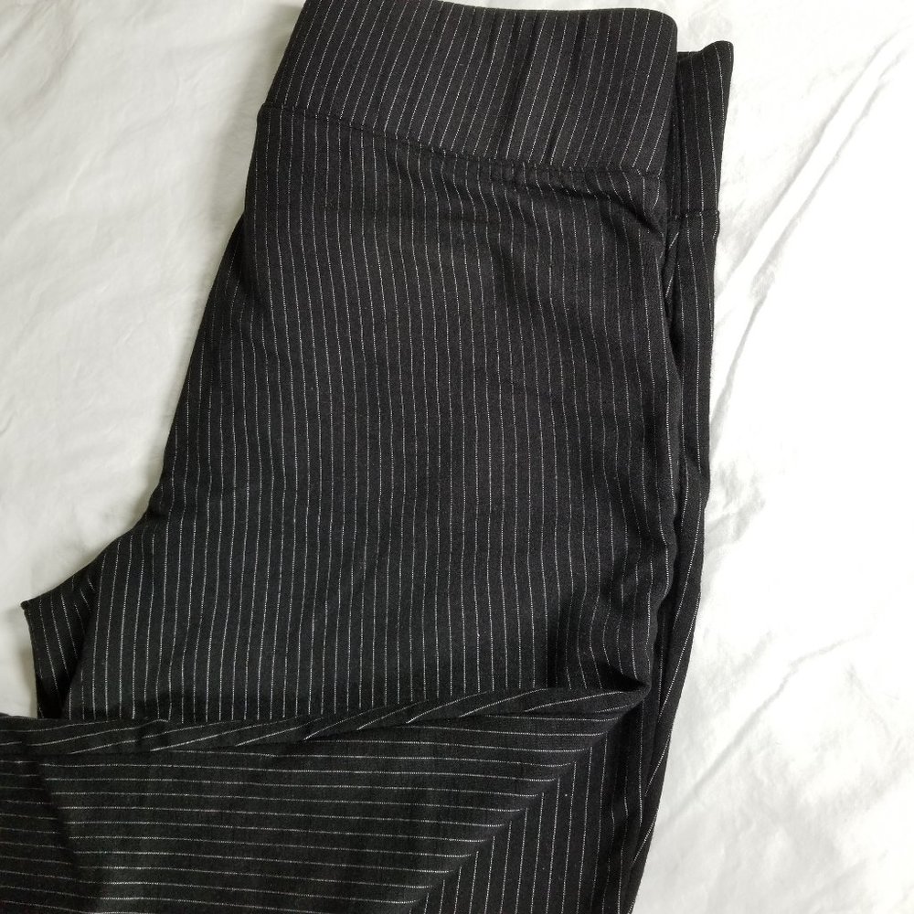 Torrid Brand Pinstripe Capri Length Pants Sz 1